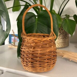 Adorable Vintage Small Gathering Basket